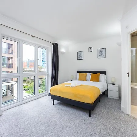 Cozy City Haven - Bright 2Br Apartment, Central Stay Next To Major Station